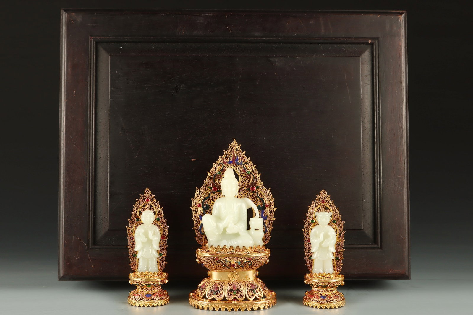 A Set of Fine Gilt Bronze Inlaid White Jade Buddha Statue Ornament: A Set of Fine Gilt Bronze Inlaid White Jade Buddha Statue Ornament Qing Dynasty, China Qianlong Four-character Mark Size:20cmx10cm Size:14cmx4.8cm Weight:912g (The Dimensions Of All Batches Are