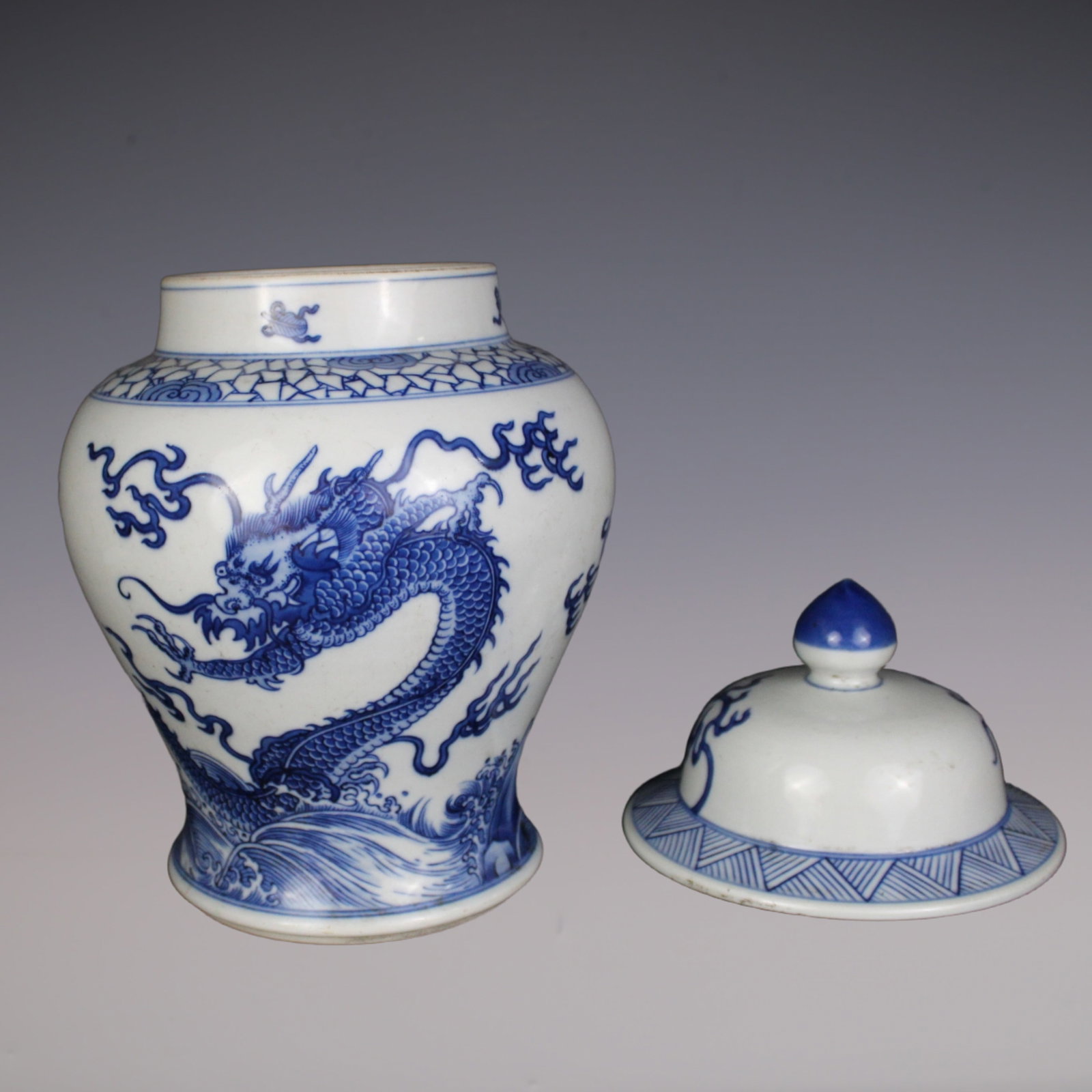 An Exquisite Blue and White Dragon Pattern Seawater Pattern Jar - 3
