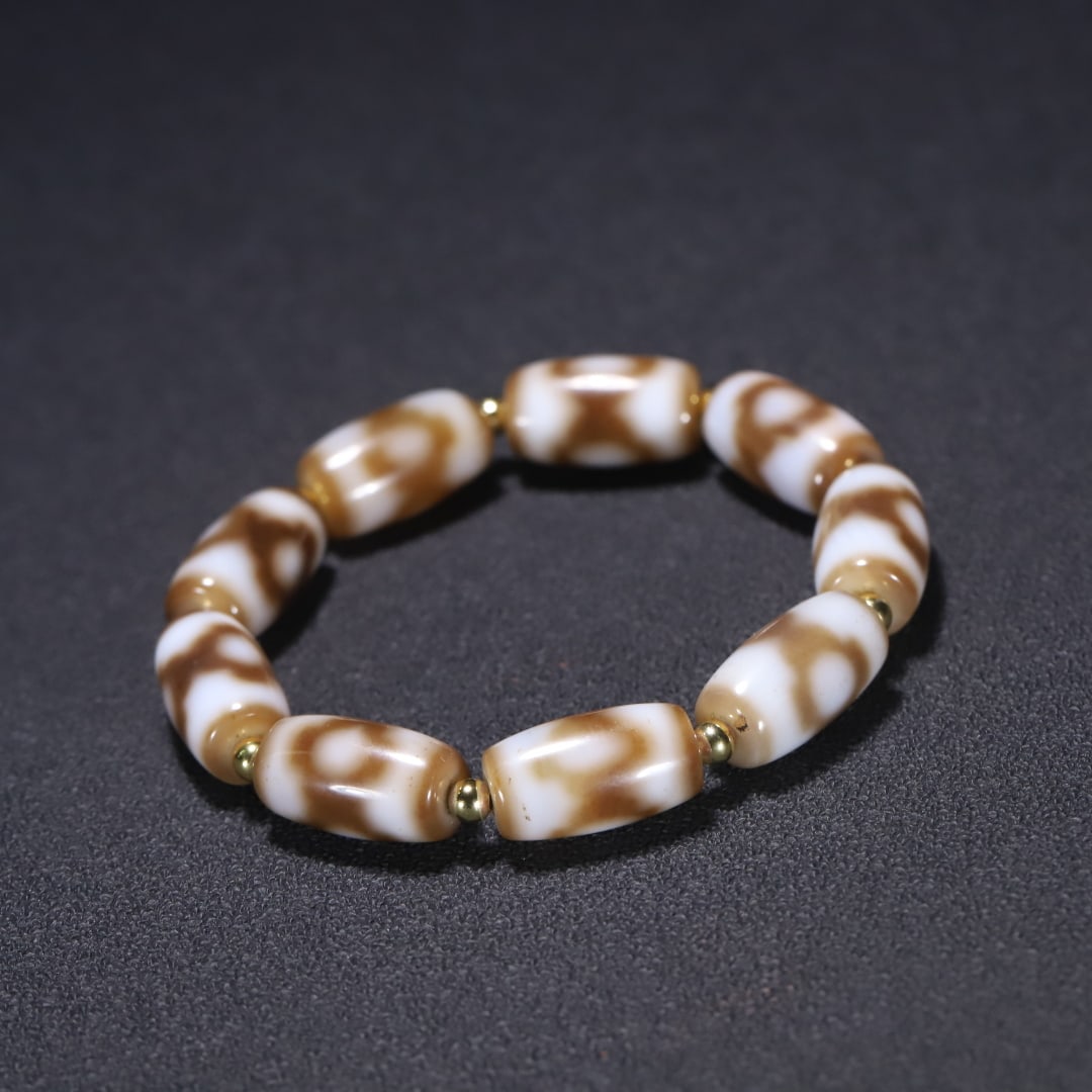 An Exquisite Dzi Bead Bracelets: An Exquisite Dzi Bead Bracelets Qing Dynasty, China Size:2.1cmx1.1cm Weight:31.6g (The Dimensions Of All Batches Are Manually Measured.If You Need More Detailed Information, Please Contact Our