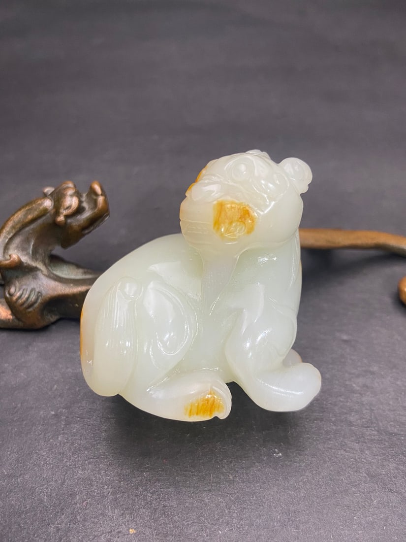 An Exquisite White Jade Auspicious Beast Pendant: An Exquisite White Jade Auspicious Beast Pendant Qing Dynasty, China Size:5cmx4.8cmx3.15cm Weight:93g (The Dimensions Of All Batches Are Manually Measured.If You Need More Detailed Information,