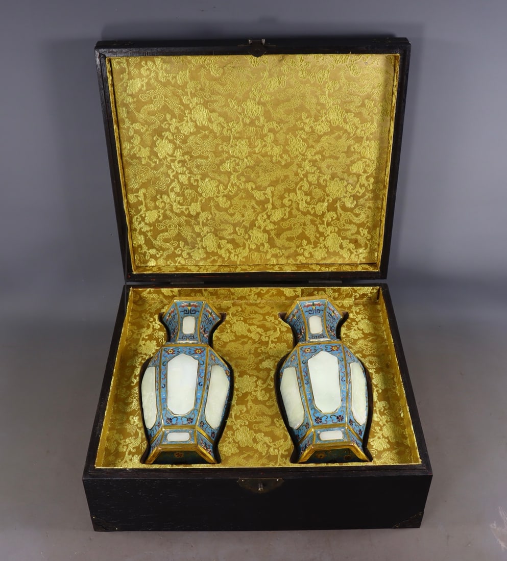 A Pair of Exquisite Cloisonne Inlaid White Jade Landscape Pattern Lotus Pattern Vase: A Pair of Exquisite Cloisonne Inlaid White Jade Landscape Pattern Lotus Pattern Vase Qing Dynasty, China ????????Size:28cmx11cm Weight:2960g (The Dimensions Of All Batches Are Manually Measured.If