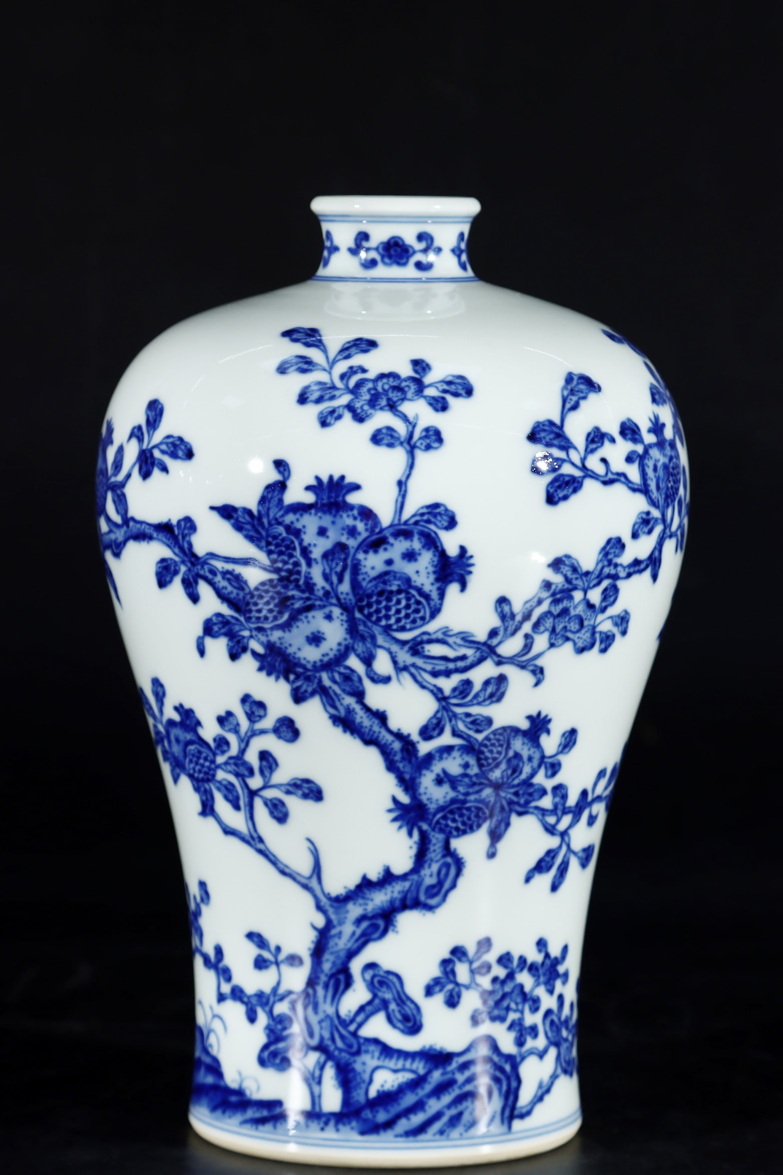 An Exquisite Blue and White Pomegranate Pattern Vase: An Exquisite Blue and White Pomegranate Pattern Vase Qing Dynasty, China Qianlong Six-character Mark Size:23cmx14.3cm (The Dimensions Of All Batches Are Manually Measured.If You Need More Detailed Inf