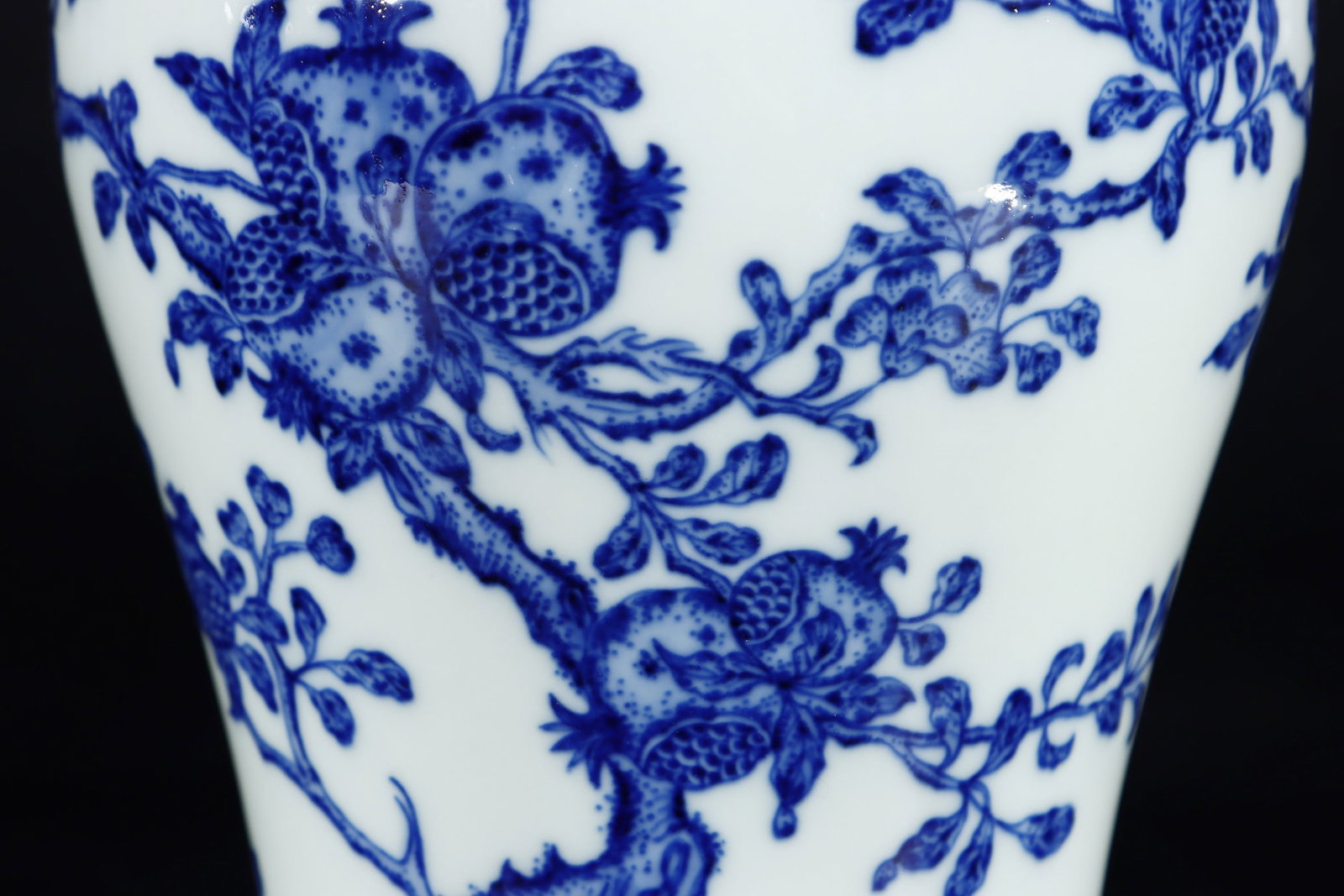 An Exquisite Blue and White Pomegranate Pattern Vase - 2