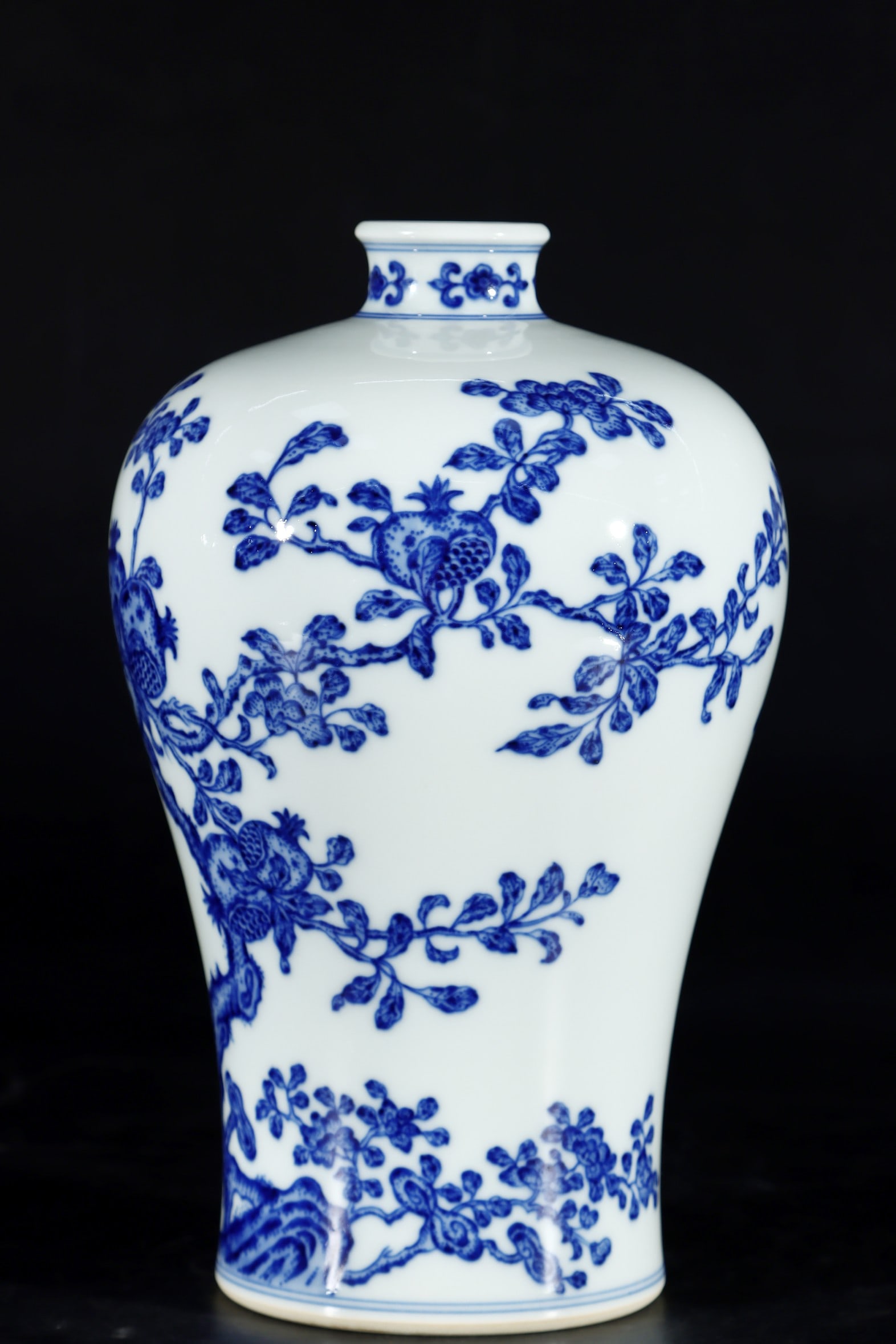 An Exquisite Blue and White Pomegranate Pattern Vase - 6