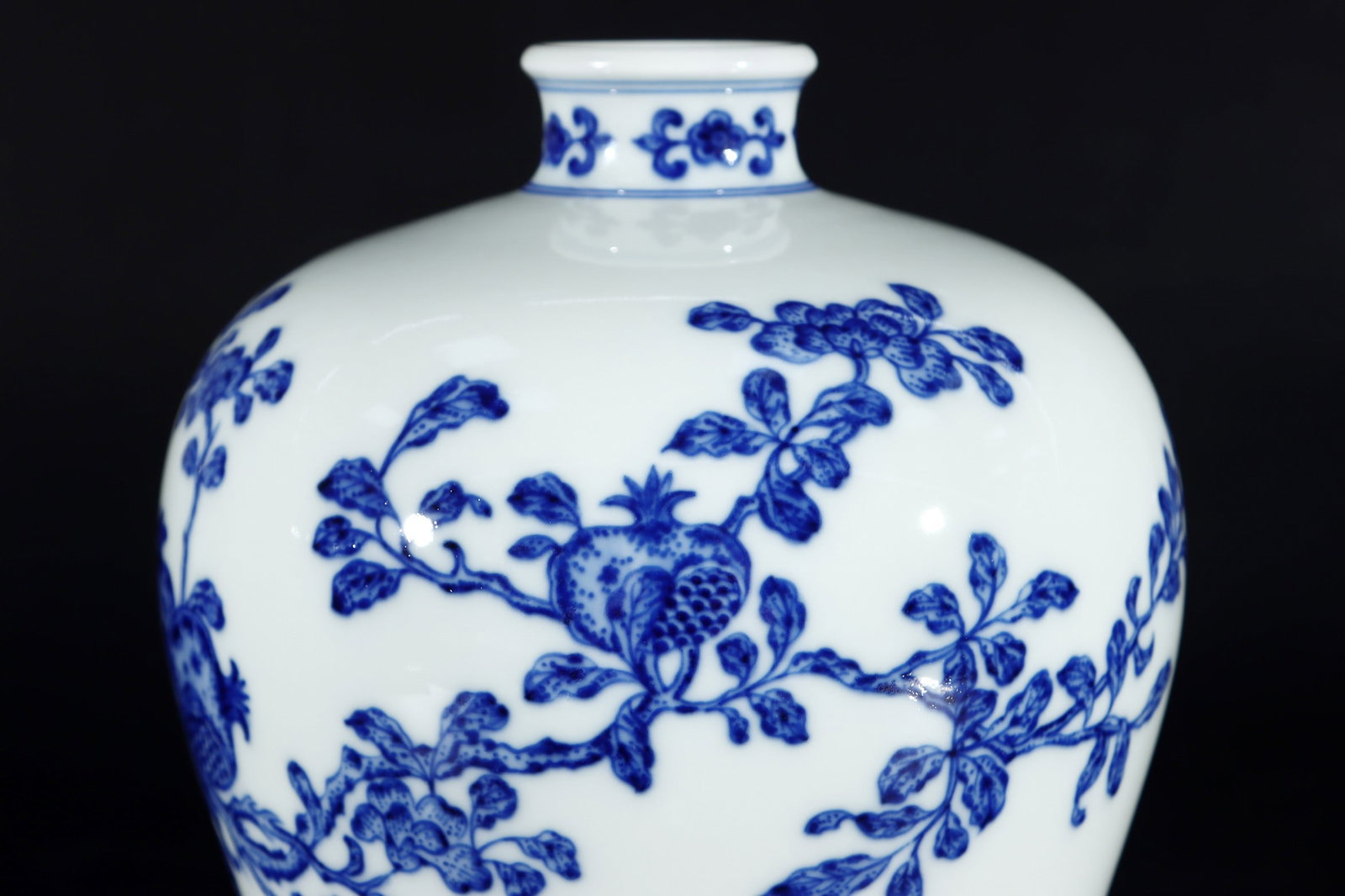An Exquisite Blue and White Pomegranate Pattern Vase - 7