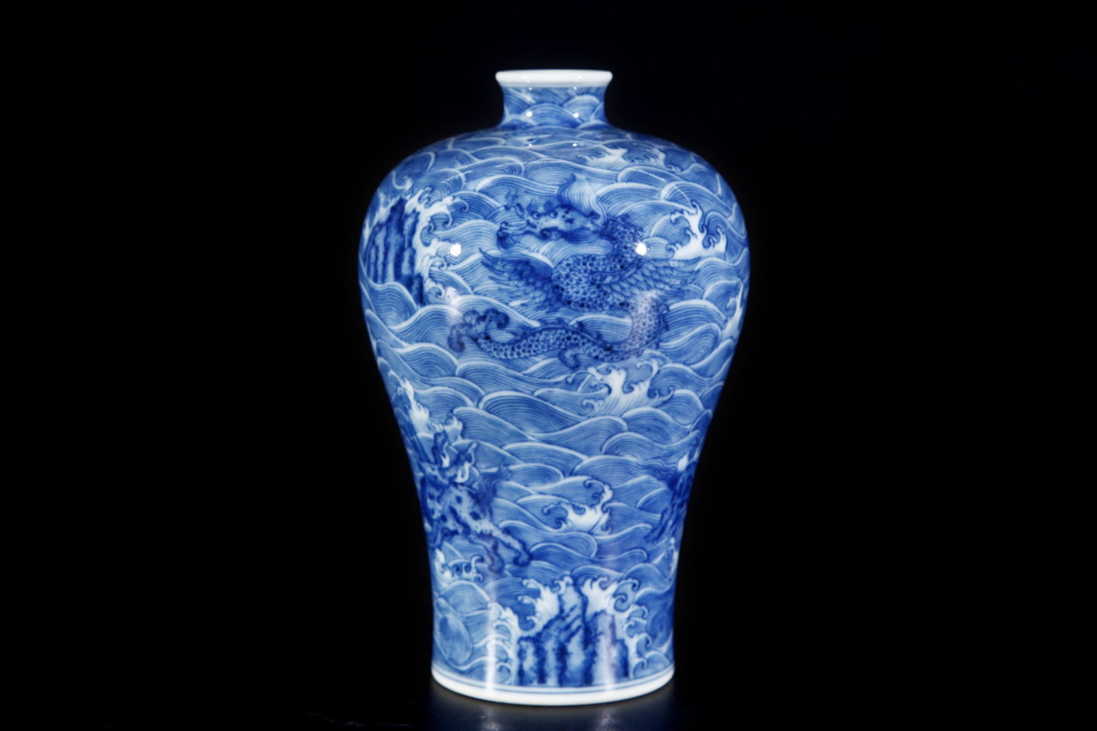 An Exquisite Blue and White Seawater Pattern Dragon Pattern Vase: An Exquisite Blue and White Seawater Pattern Dragon Pattern Vase Qing Dynasty, China Qianlong Six-character Mark Size:16cmx9.8cm (The Dimensions Of All Batches Are Manually Measured.If You Need More D
