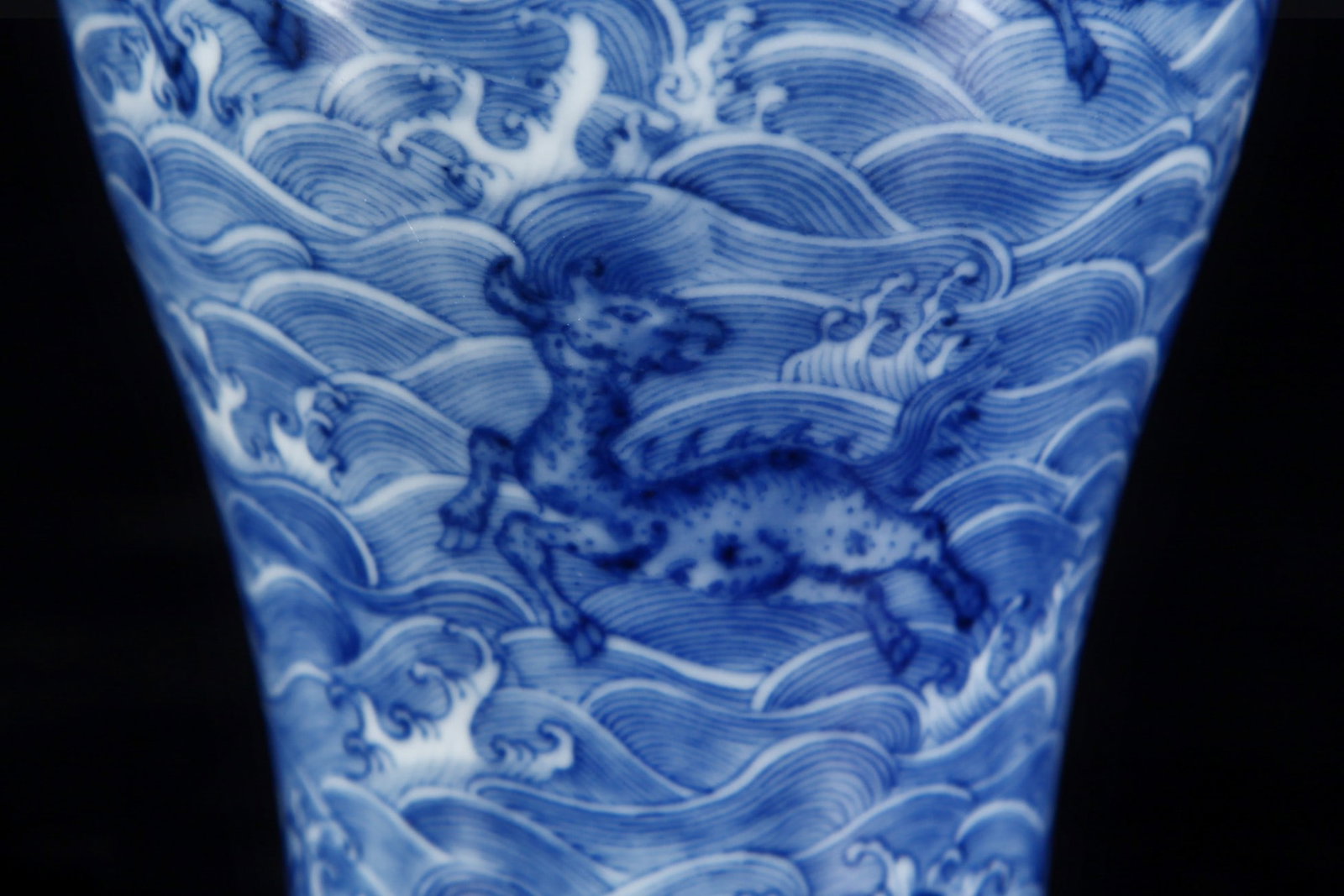 An Exquisite Blue and White Seawater Pattern Dragon Pattern Vase - 2