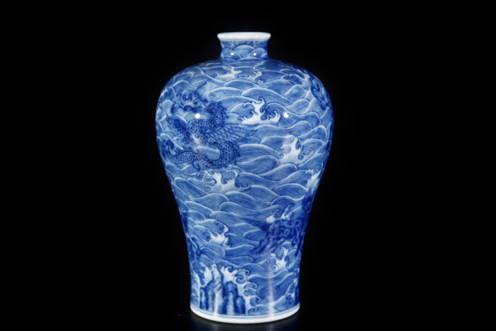 An Exquisite Blue and White Seawater Pattern Dragon Pattern Vase - 4