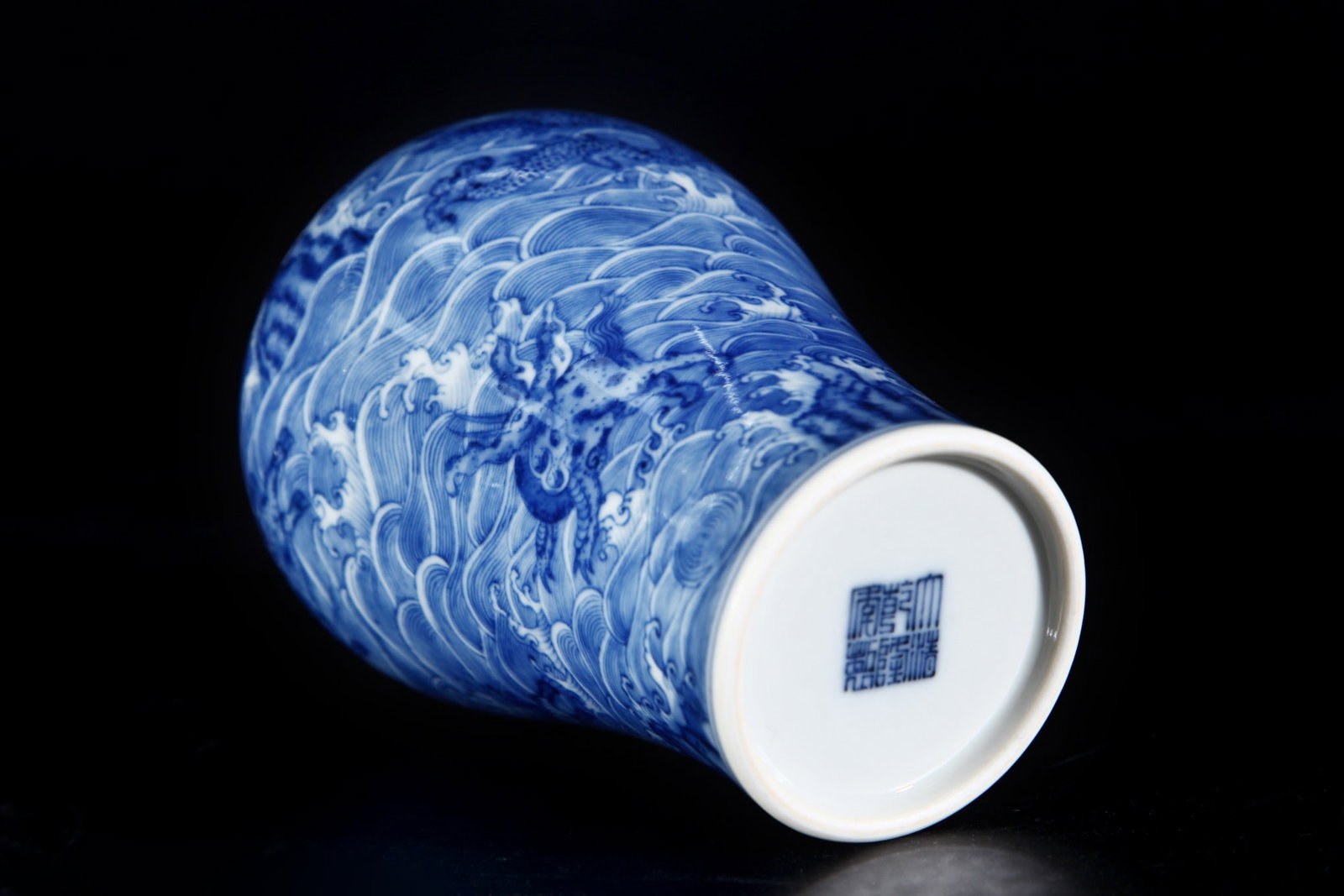 An Exquisite Blue and White Seawater Pattern Dragon Pattern Vase - 5