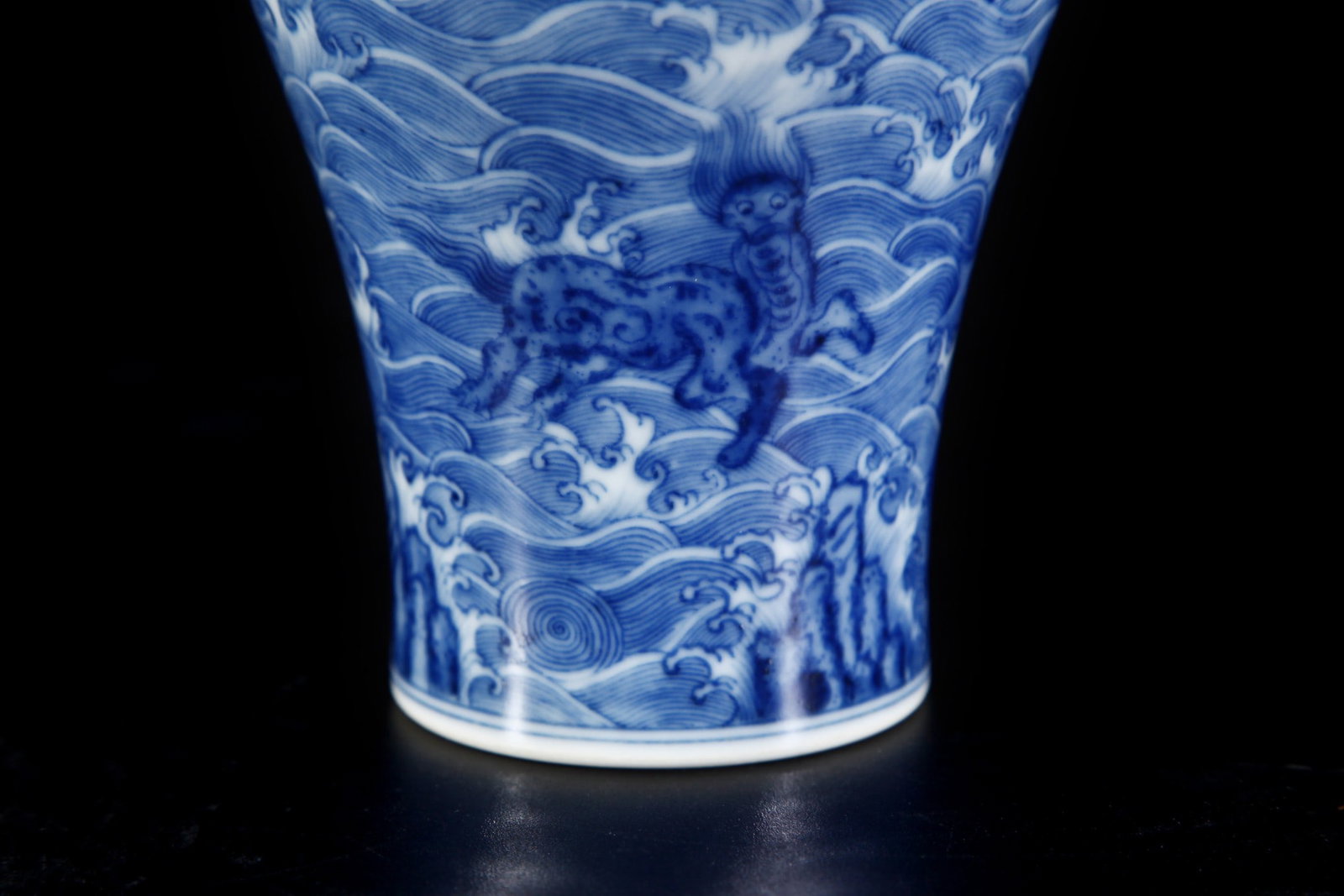 An Exquisite Blue and White Seawater Pattern Dragon Pattern Vase - 7