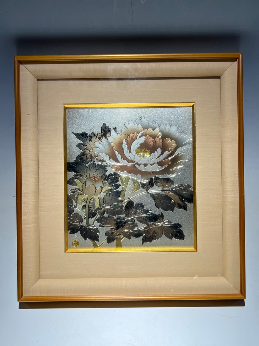 An Exquisite Inlaid Gold and Silver Flower Pattern Hanging Panel: An Exquisite Inlaid Gold and Silver Flower Pattern Hanging Panel Modern Time of China Size:41.5cmx45cm Without frame Size:22.5??25 (The Dimensions Of All Batches Are Manually Measured.If You Need