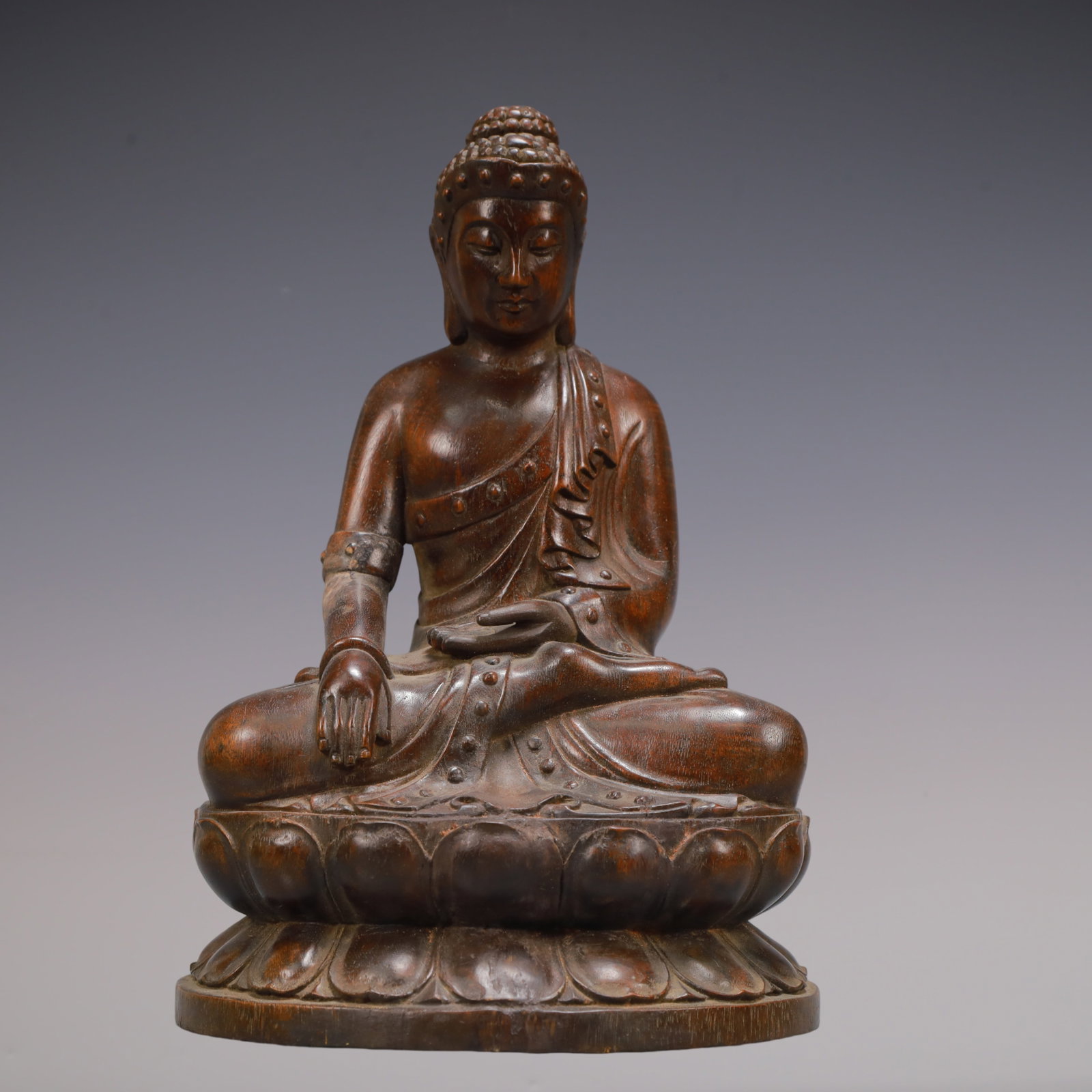 A Exquisite Eaglewood Statue of Sakyamuni Ornament: A Exquisite Eaglewood Statue of Sakyamuni Ornament Qing Dynasty, China Size:18.5cmx14.5cmx28.5cm Weight:250g (The Dimensions Of All Batches Are Manually Measured.If You Need More Detailed