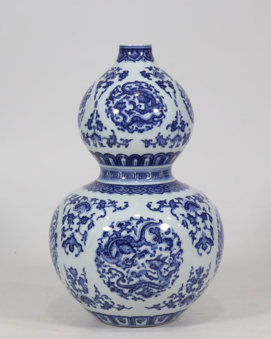 An Exquisite Blue and White Dragon Pattern Gourd-Shaped Vase: An Exquisite Blue and White Dragon Pattern Gourd-Shaped Vase Qing Dynasty, China Qianlong Six-character Mark Size:28cmx16.5cm (The Dimensions Of All Batches Are Manually Measured.If You Need More Deta