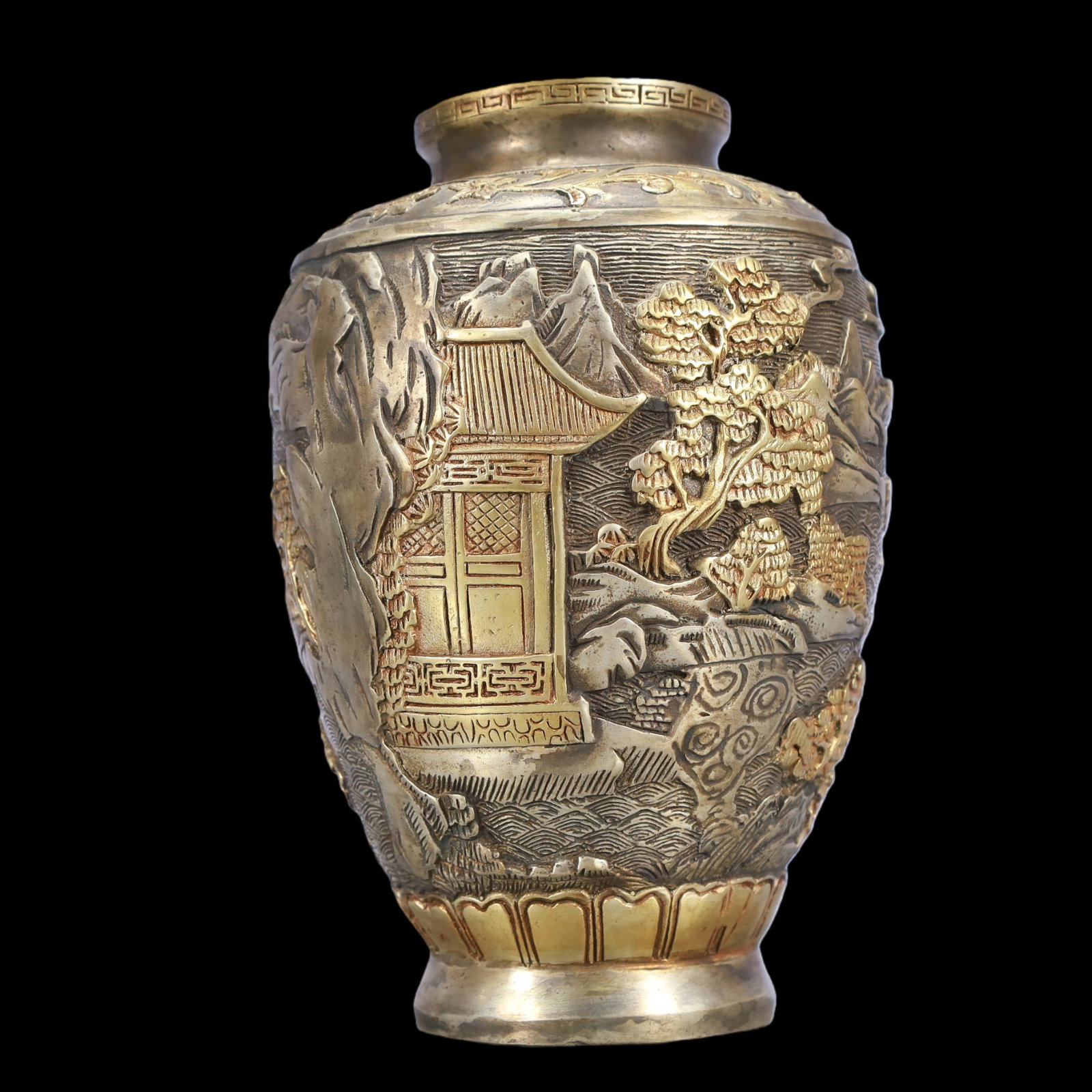 A Exquisite Gilt Silver Lotus Pattern Landscape Pattern Vase: A Exquisite Gilt Silver Lotus Pattern Landscape Pattern Vase Qing Dynasty, China Qianlong Four-character Mark Size:15cmx21cm Weight:1450g (The Dimensions Of All Batches Are Manually Measured.If You Ne
