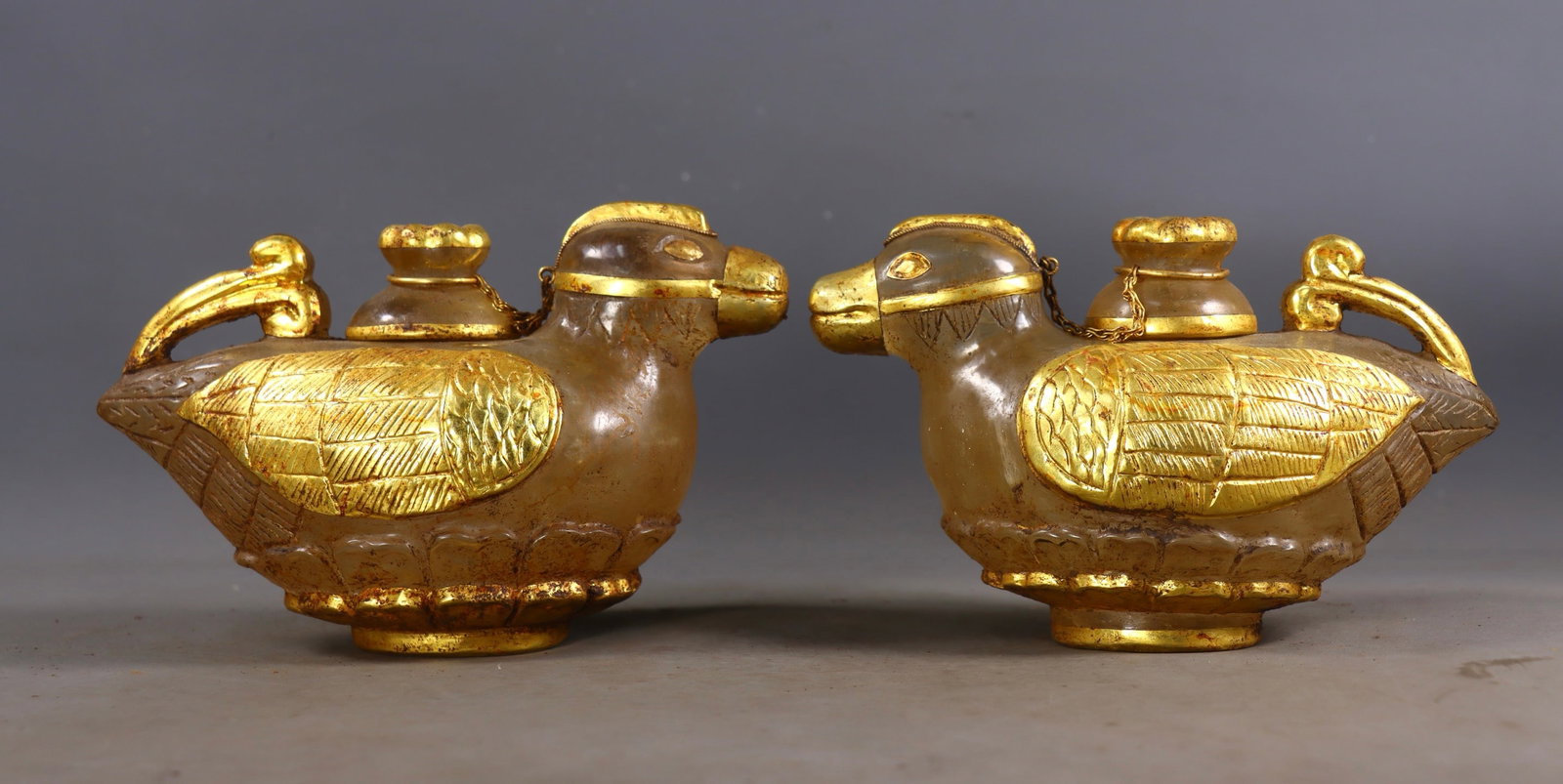 A Pair of Exquisite Crystal Cover with Gold Mandarin Duck-Shaped Ewer: A Pair of Exquisite Crystal Cover with Gold Mandarin Duck-Shaped Ewer Liao Dynasty, China Size:12.5cmx18cmx8.5cm Weight:3030g (The Dimensions Of All Batches Are Manually Measured.If You Need More Deta