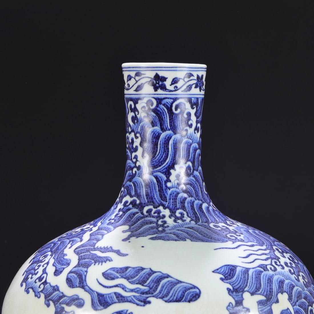 An Exquisite Blue and White Seawater Pattern Dragon Pattern Lotus Pattern Vase - 3