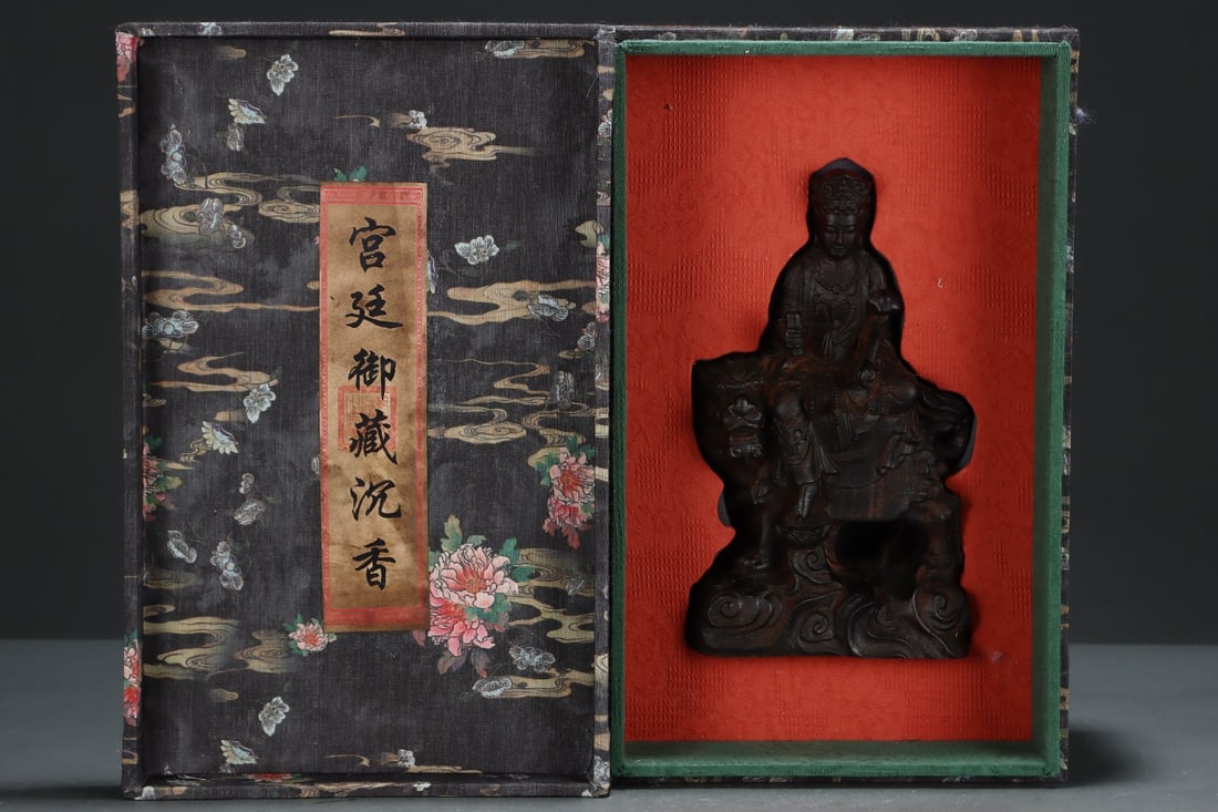 An Exquisite Eaglewood Statue of Manjusri Ornament: An Exquisite Eaglewood Statue of Manjusri Ornament Qing Dynasty, China Size:13.5cmx6.8cmx23cm (The Dimensions Of All Batches Are Manually Measured.If You Need More Detailed Information, Please