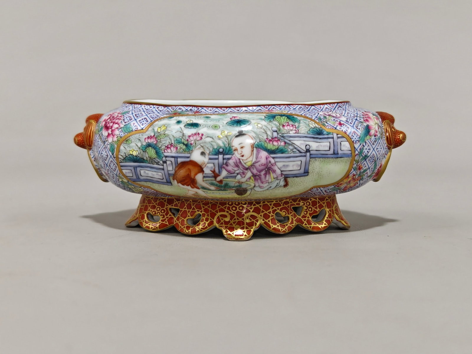 An Exquisite Famille-Rose Character and Story Pattern Double-Ears Brush Washer: An Exquisite Famille-Rose Character and Story Pattern Double-Ears Brush Washer Qing Dynasty, China Qianlong Six-character Mark Size:5cmx13cm (The Dimensions Of All Batches Are Manually Measured.If