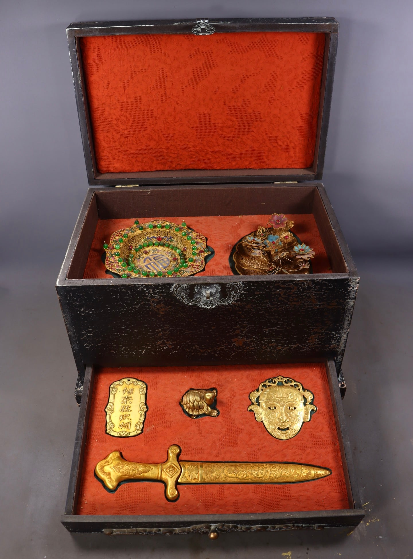 A Set of Fine Gilt Bronze Inlaid Gems Plate Auspicious Beast Tally Sword Ornament: A Set of Fine Gilt Bronze Inlaid Gems Plate Auspicious Beast Tally Sword Ornament Qing Dynasty, China Qianlong Four-character Mark Size:5.5cmx17.5cm Size:7cmx20.5cmx12.5cm Size:3.5cmx5.5cmx5cm