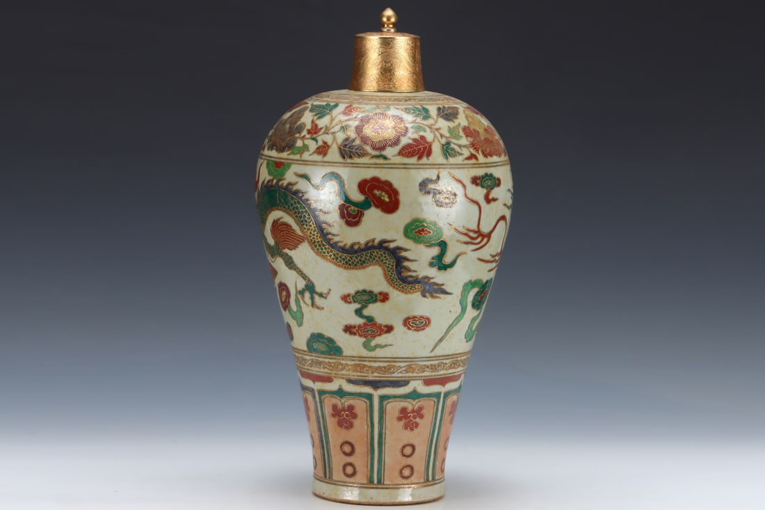 An Exquisite Wucai Painted Gold Lotus Pattern Dragon Pattern Vase - 3