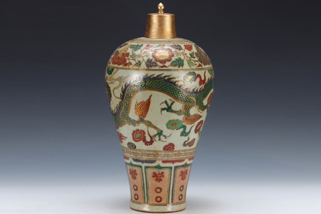 An Exquisite Wucai Painted Gold Lotus Pattern Dragon Pattern Vase - 4