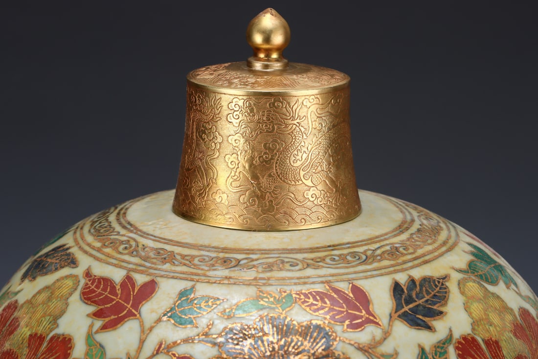 An Exquisite Wucai Painted Gold Lotus Pattern Dragon Pattern Vase - 5