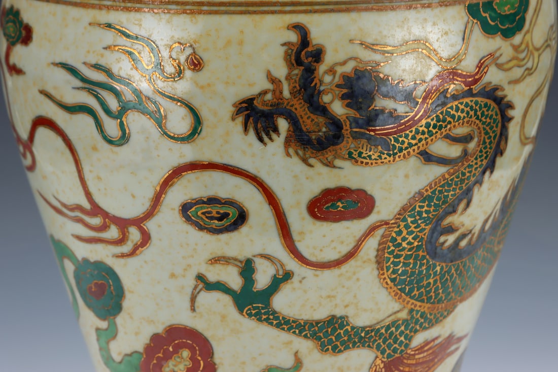 An Exquisite Wucai Painted Gold Lotus Pattern Dragon Pattern Vase - 6