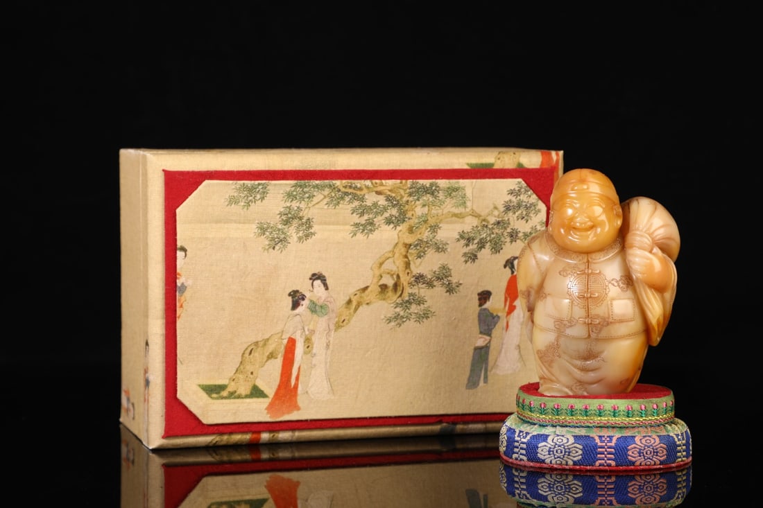 An Exquisite Shoushan Stone Figure Ornament: An Exquisite Shoushan Stone Figure Ornament Qing Dynasty, China Size:11cmx7.5cm Weight:502g (The Dimensions Of All Batches Are Manually Measured.If You Need More Detailed Information, Please Contact