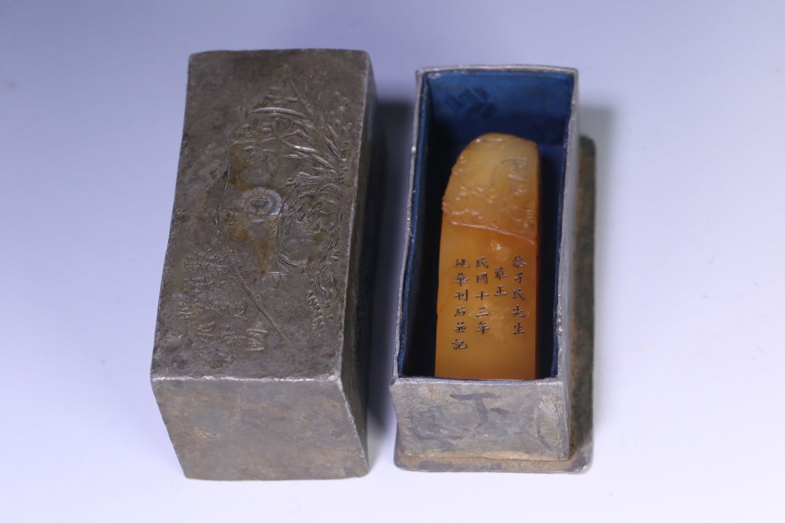 An Exquisite Tianhuang Stone Dragon Pattern Seal: An Exquisite Tianhuang Stone Dragon Pattern Seal Qing Dynasty, China Size:8.1cmx2.5cmx2.3cm Weight:108.8g (The Dimensions Of All Batches Are Manually Measured.If You Need More Detailed Information,