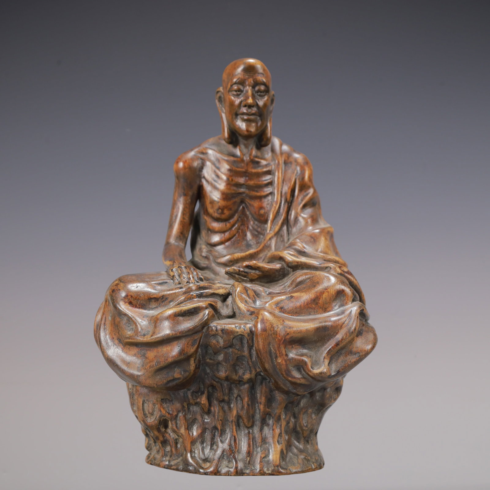 A Exquisite Eaglewood Statue of Arhat Ornament: A Exquisite Eaglewood Statue of Arhat Ornament Qing Dynasty, China Size:14cmx11cmx23.5cm Weight:500g (The Dimensions Of All Batches Are Manually Measured.If You Need More Detailed Information, Please