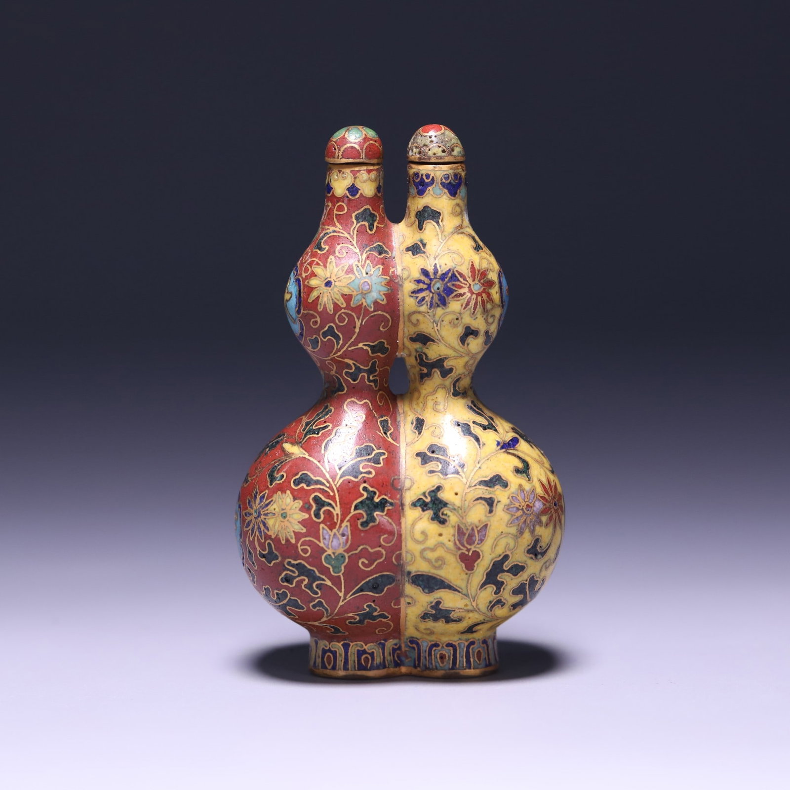 An Exquisite Cloisonne Lotus Pattern Gourd-Shaped Snuff Bottle: An Exquisite Cloisonne Lotus Pattern Gourd-Shaped Snuff Bottle Qing Dynasty, China Qianlong Four-character Mark Size:8.25cmx4.9cmx3.4cm Weight:61.5g (The Dimensions Of All Batches Are Manually