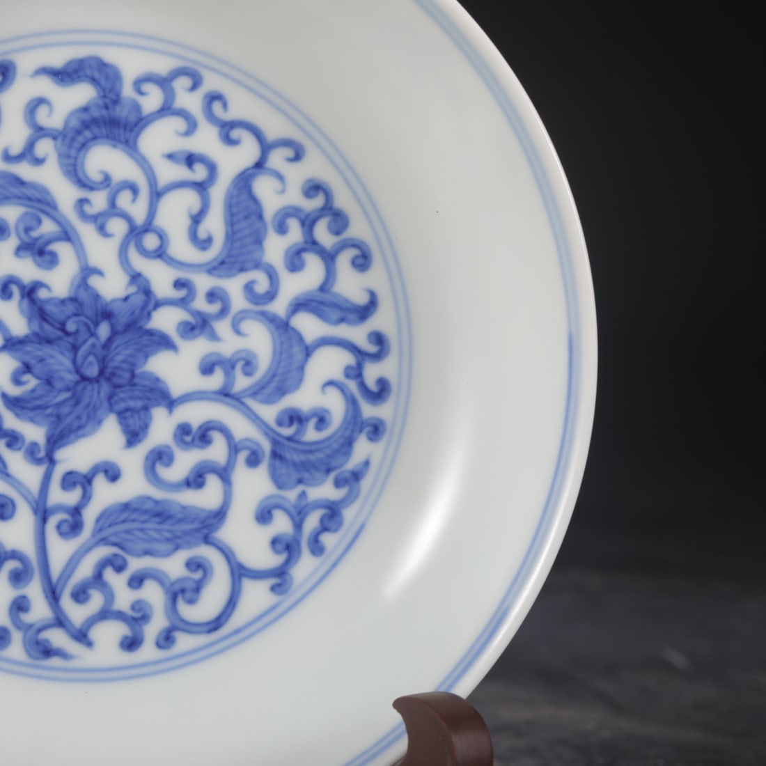 An Exquisite Blue and White Lotus Pattern Plate - 5