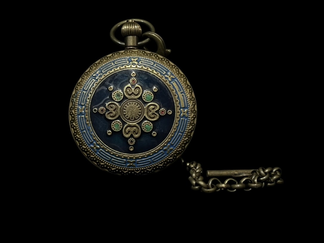 An Exquisite Bronze Inlaid Gems Pocket watch: An Exquisite Bronze Inlaid Gems Pocket watch Qing Dynasty, China Size:5.5cm (The Dimensions Of All Batches Are Manually Measured.If You Need More Detailed Information, Please Contact Our Customer