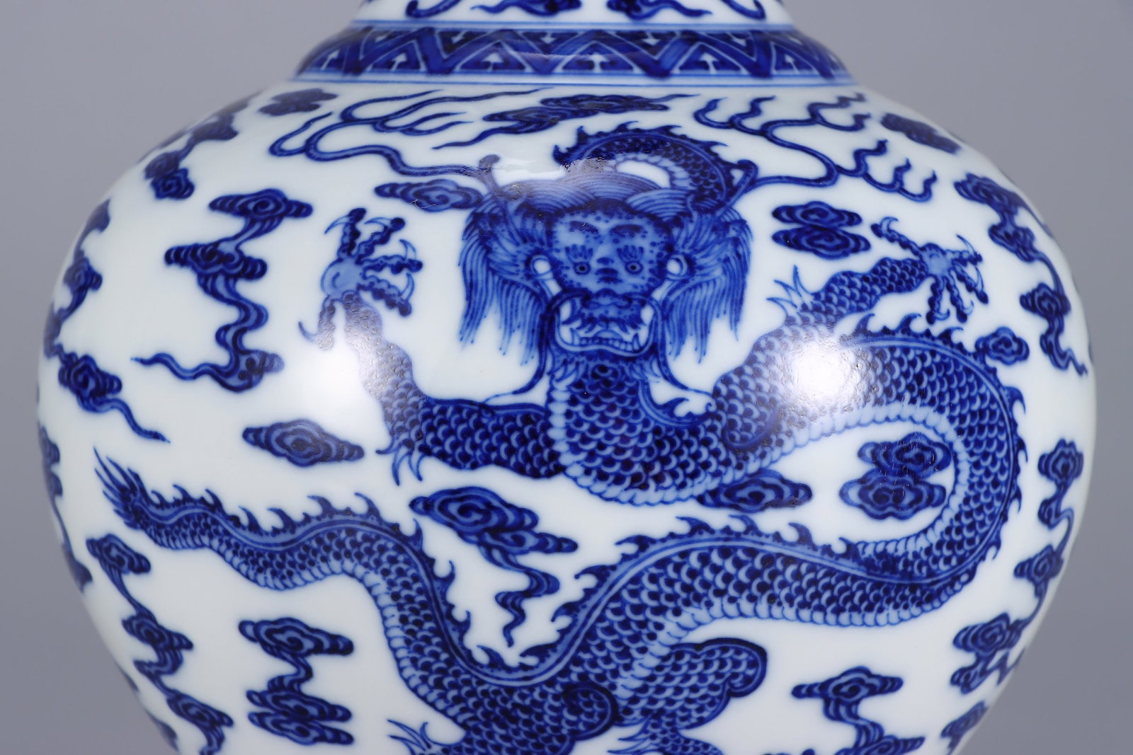 An Exquisite Blue and White Seawater Pattern Dragon Pattern Double-Ears Vase - 2