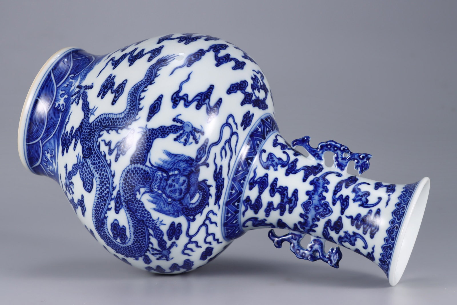 An Exquisite Blue and White Seawater Pattern Dragon Pattern Double-Ears Vase - 4