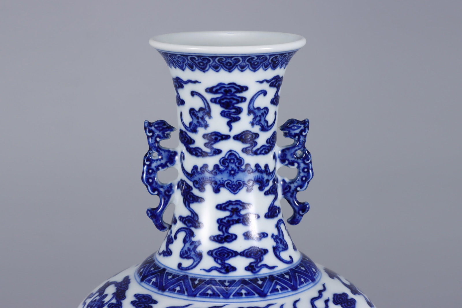 An Exquisite Blue and White Seawater Pattern Dragon Pattern Double-Ears Vase - 5