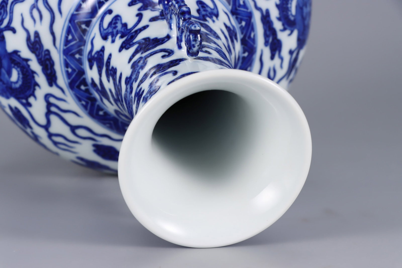 An Exquisite Blue and White Seawater Pattern Dragon Pattern Double-Ears Vase - 7