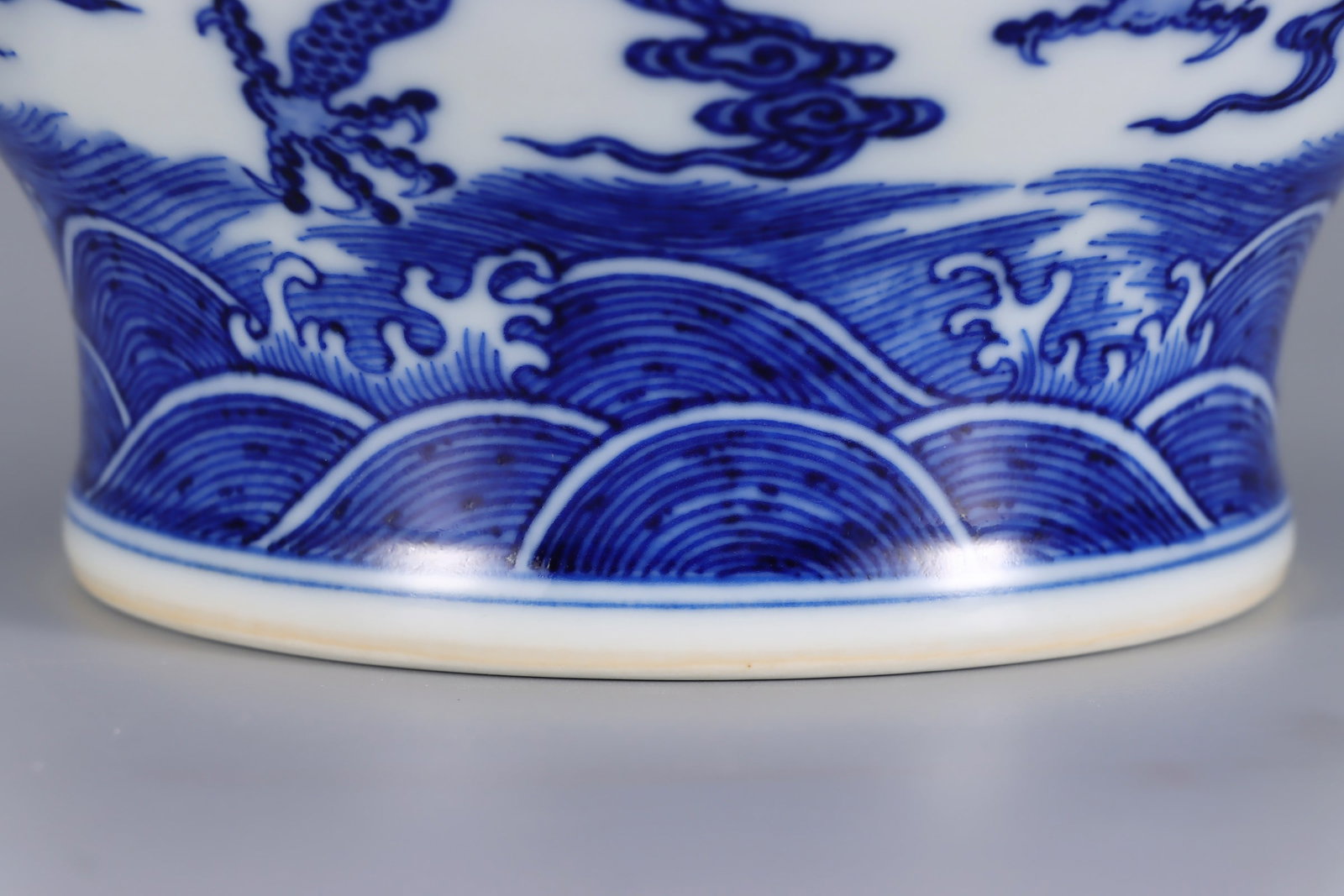 An Exquisite Blue and White Seawater Pattern Dragon Pattern Double-Ears Vase - 8