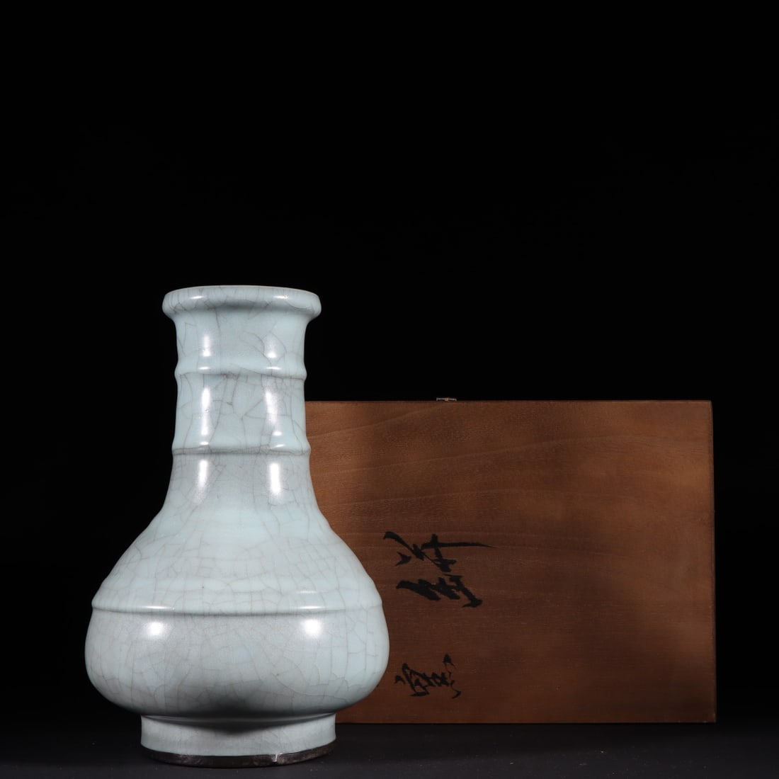 An Exquisite Guan yao Celadon Glazed Vase: An Exquisite Guan yao Celadon Glazed Vase Song Dynasty, China Size:25.5cmx17cm (The Dimensions Of All Batches Are Manually Measured.If You Need More Detailed Information, Please Contact Our Customer