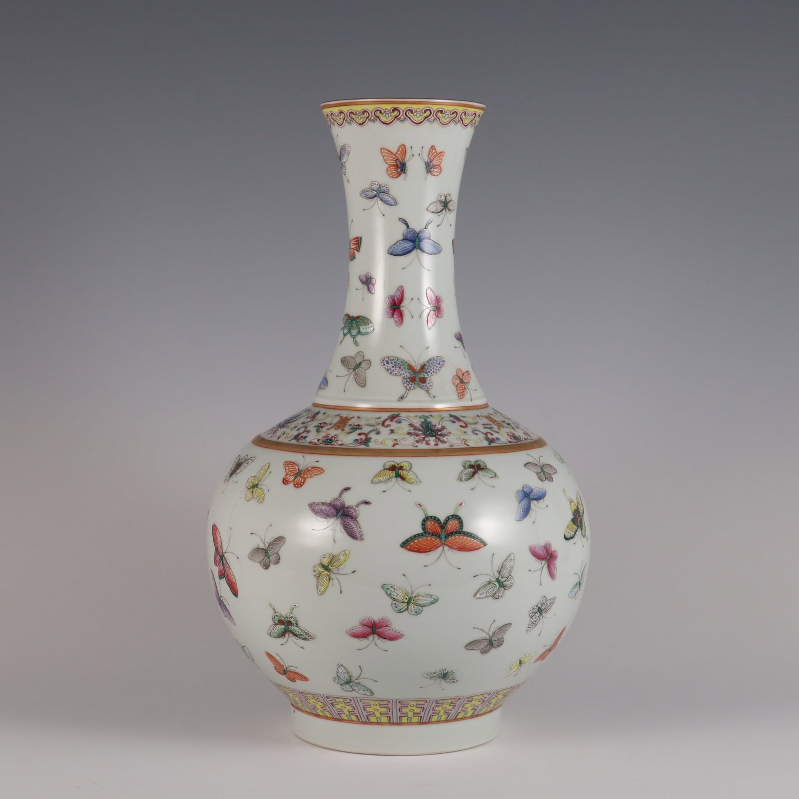 An Exquisite Famille-Rose Flower and Butterfly Pattern Vase: An Exquisite Famille-Rose Flower and Butterfly Pattern Vase Qing Dynasty, China Guangxu Six-character Mark Size:38.6cmx22.5cm (The Dimensions Of All Batches Are Manually Measured.If You Need More