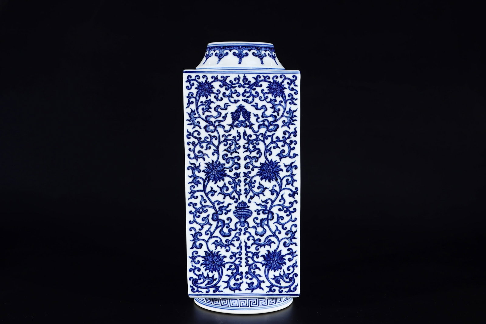 An Exquisite Blue and White Bats and Peach Pattern Flower Pattern Vase: An Exquisite Blue and White Bats and Peach Pattern Flower Pattern Vase Qing Dynasty, China Qianlong Six-character Mark Size:37.8cmx15.8cm (The Dimensions Of All Batches Are Manually Measured.If You