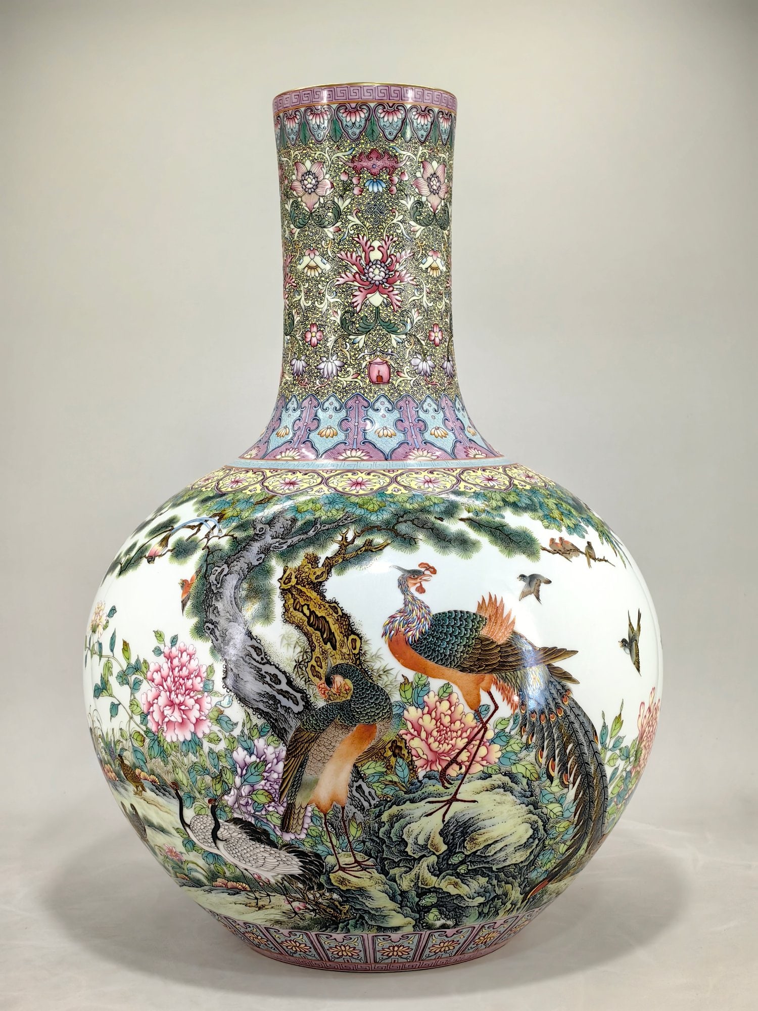 An Exquisite Enamel Lotus Pattern Flower and Bird Pattern Vase: An Exquisite Enamel Lotus Pattern Flower and Bird Pattern Vase Qing Dynasty, China Qianlong Six-character Mark Size:55cmx38cm (The Dimensions Of All Batches Are Manually Measured.If You Need More Deta