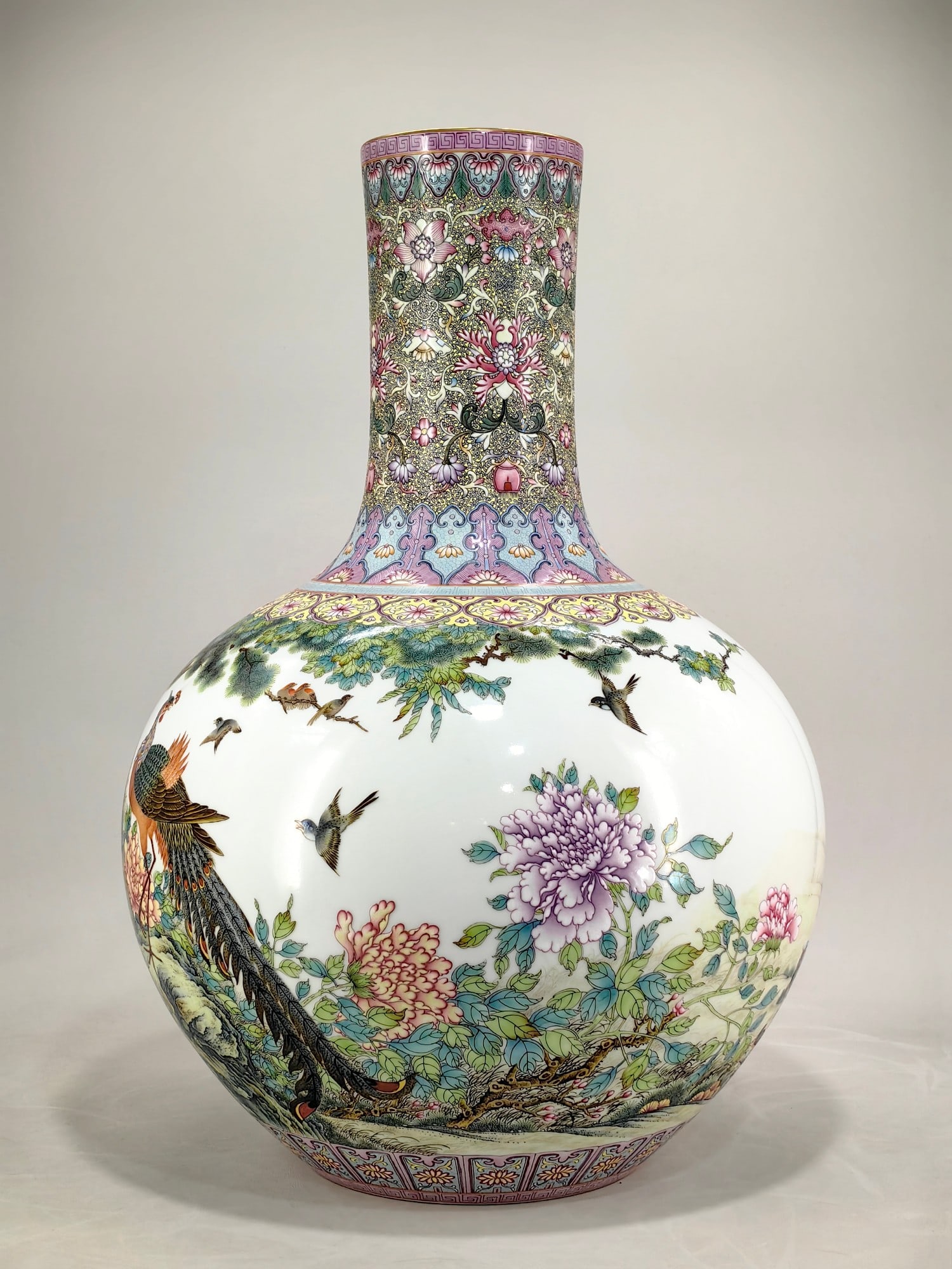 An Exquisite Enamel Lotus Pattern Flower and Bird Pattern Vase - 2
