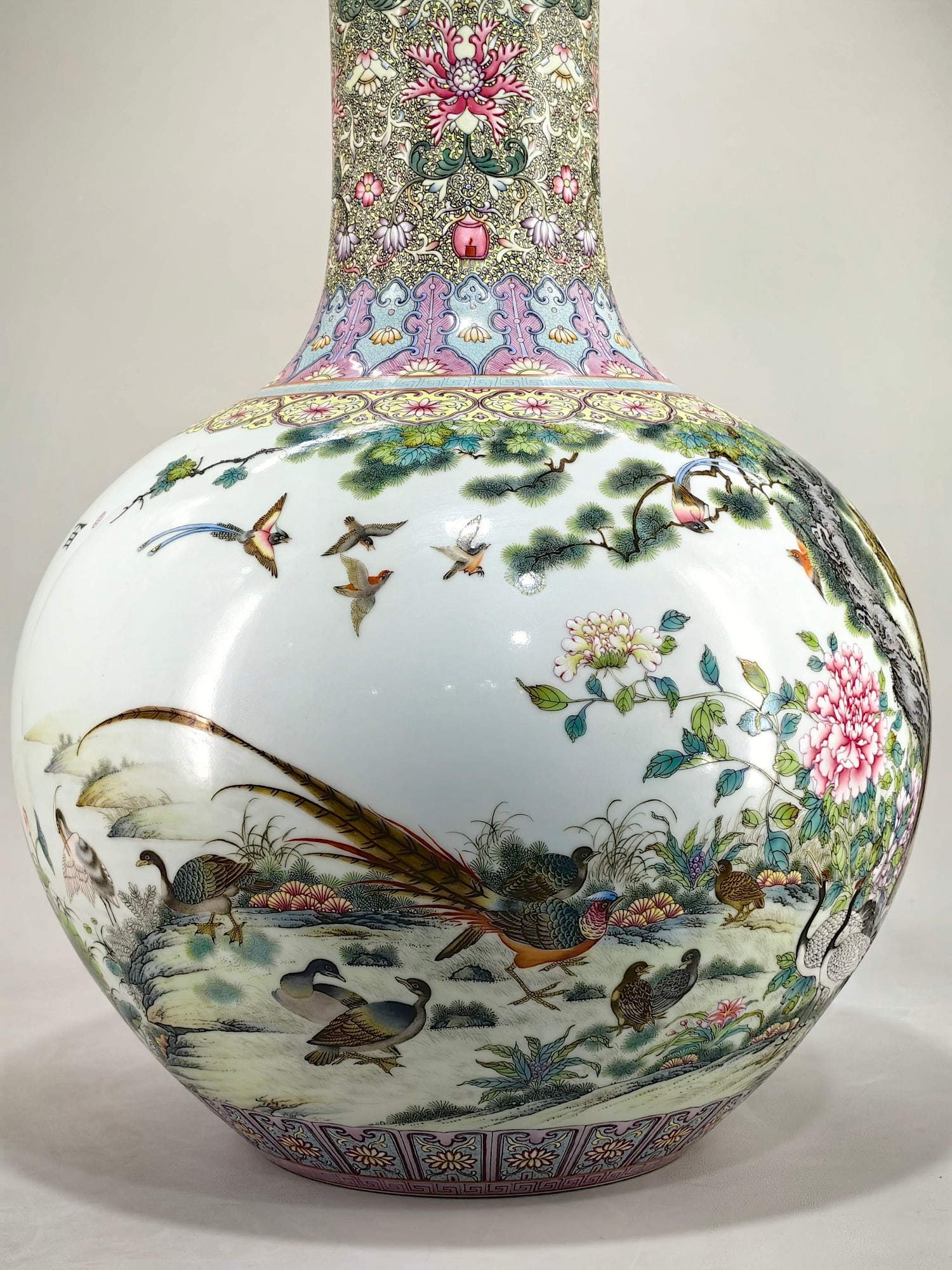 An Exquisite Enamel Lotus Pattern Flower and Bird Pattern Vase - 4