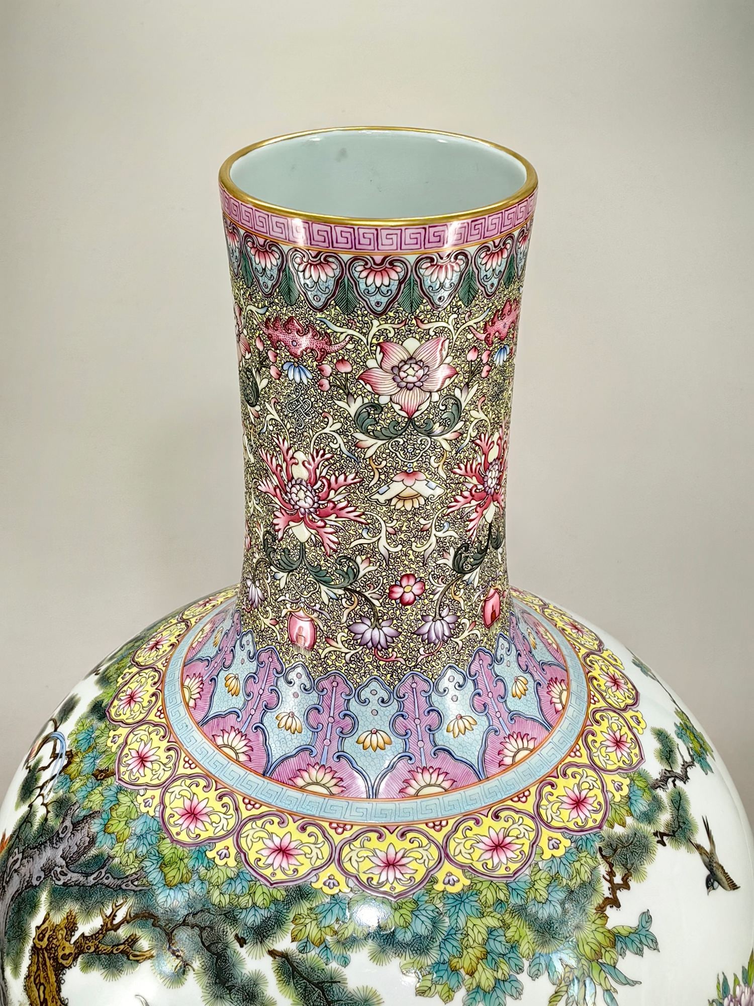 An Exquisite Enamel Lotus Pattern Flower and Bird Pattern Vase - 5