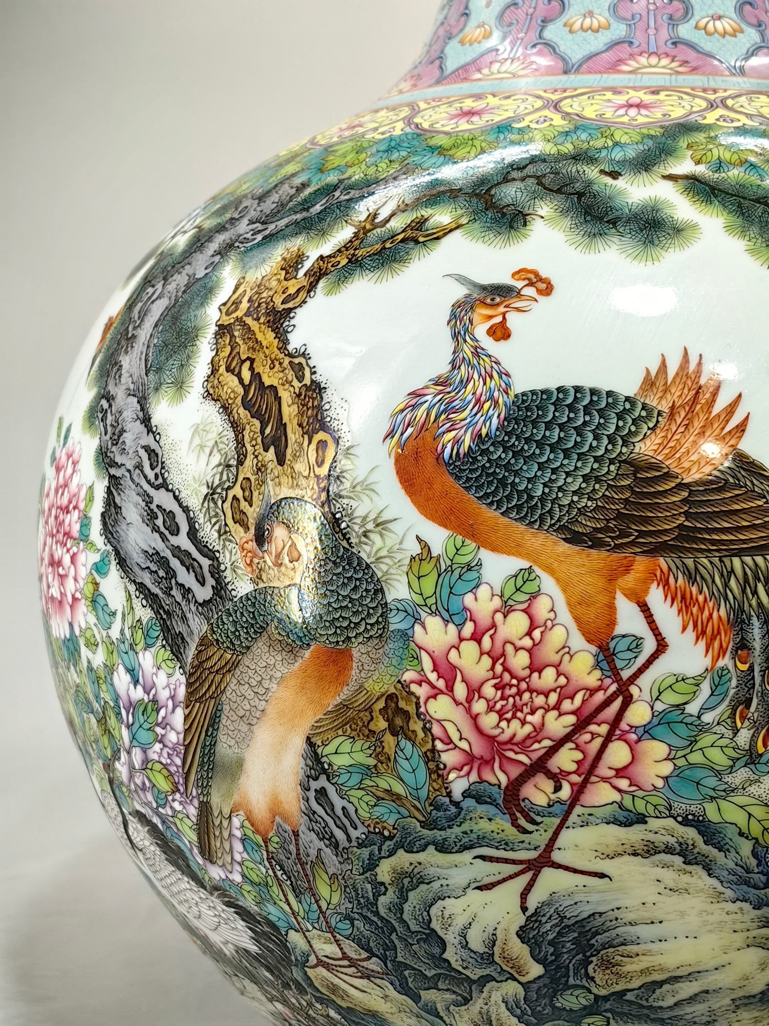 An Exquisite Enamel Lotus Pattern Flower and Bird Pattern Vase - 6