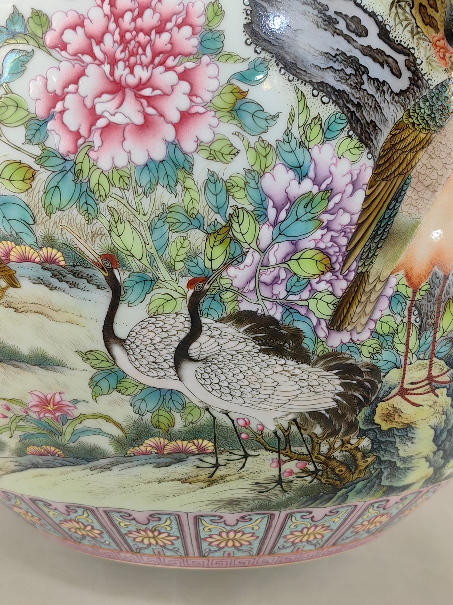 An Exquisite Enamel Lotus Pattern Flower and Bird Pattern Vase - 7