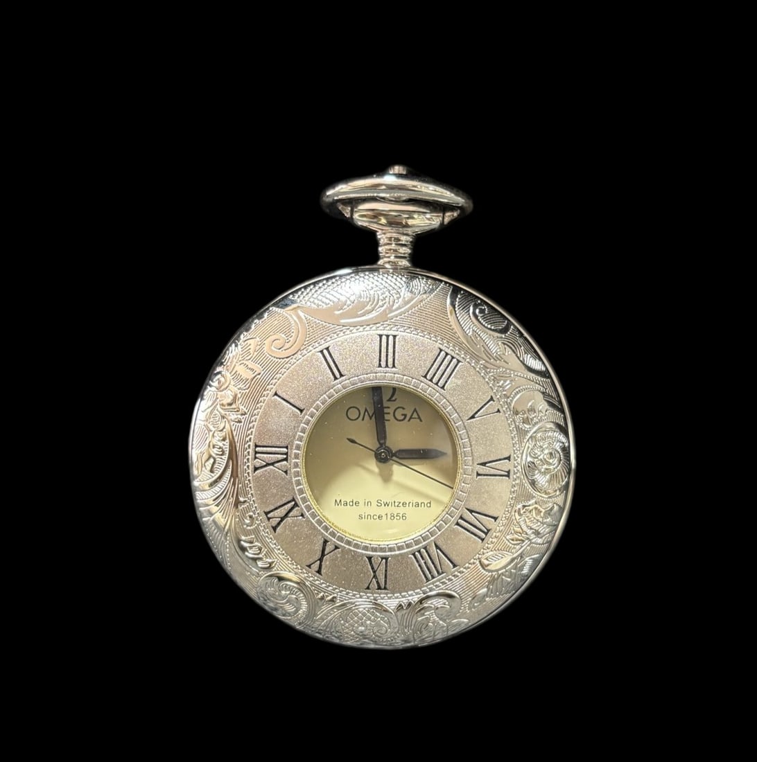 An Exquisite Silver Flower Pattern Pocket watch: An Exquisite Silver Flower Pattern Pocket watch Qing Dynasty, China Size:5cm (The Dimensions Of All Batches Are Manually Measured.If You Need More Detailed Information, Please Contact Our Customer