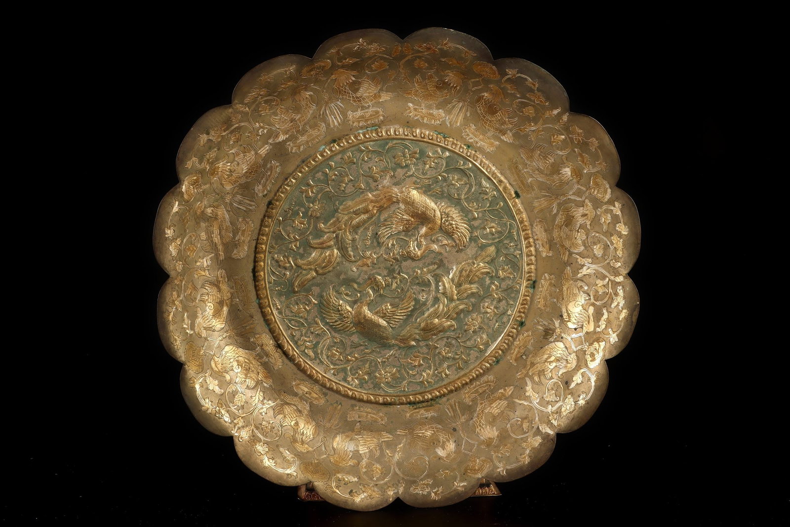 An Exquisite Gilt Bronze Phoenix Pattern Lotus Pattern Plate: An Exquisite Gilt Bronze Phoenix Pattern Lotus Pattern Plate Tang Dynasty, China Zhenguan Four-character Mark Size:5.5cmx37cm Weight:1114g (The Dimensions Of All Batches Are Manually Measured.If You N