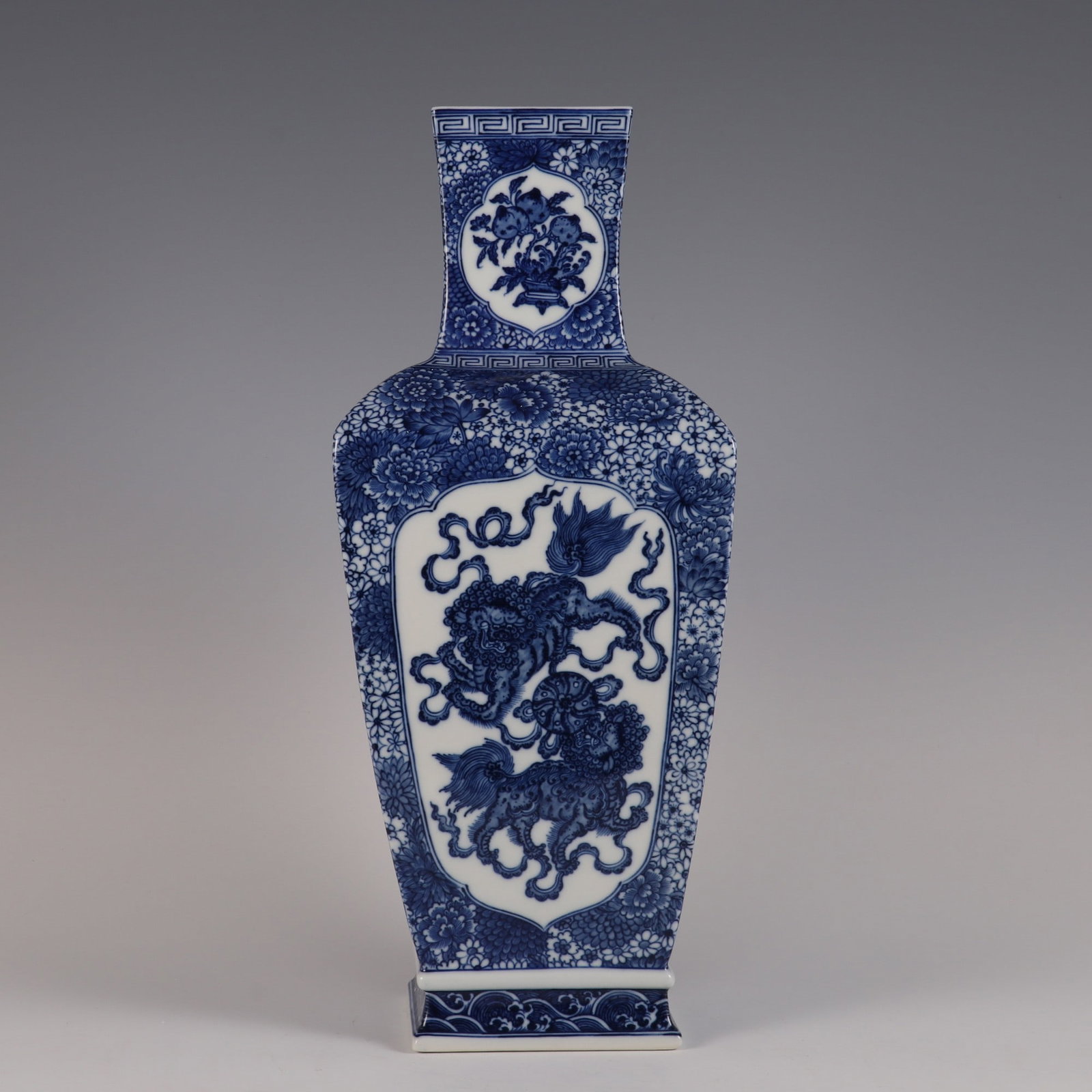 An Exquisite Blue and White Flower Pattern Lion Pattern Seawater Pattern Vase: An Exquisite Blue and White Flower Pattern Lion Pattern Seawater Pattern Vase Qing Dynasty, China Qianlong Six-character Mark Size:41cmx17cm (The Dimensions Of All Batches Are Manually Measured.If You